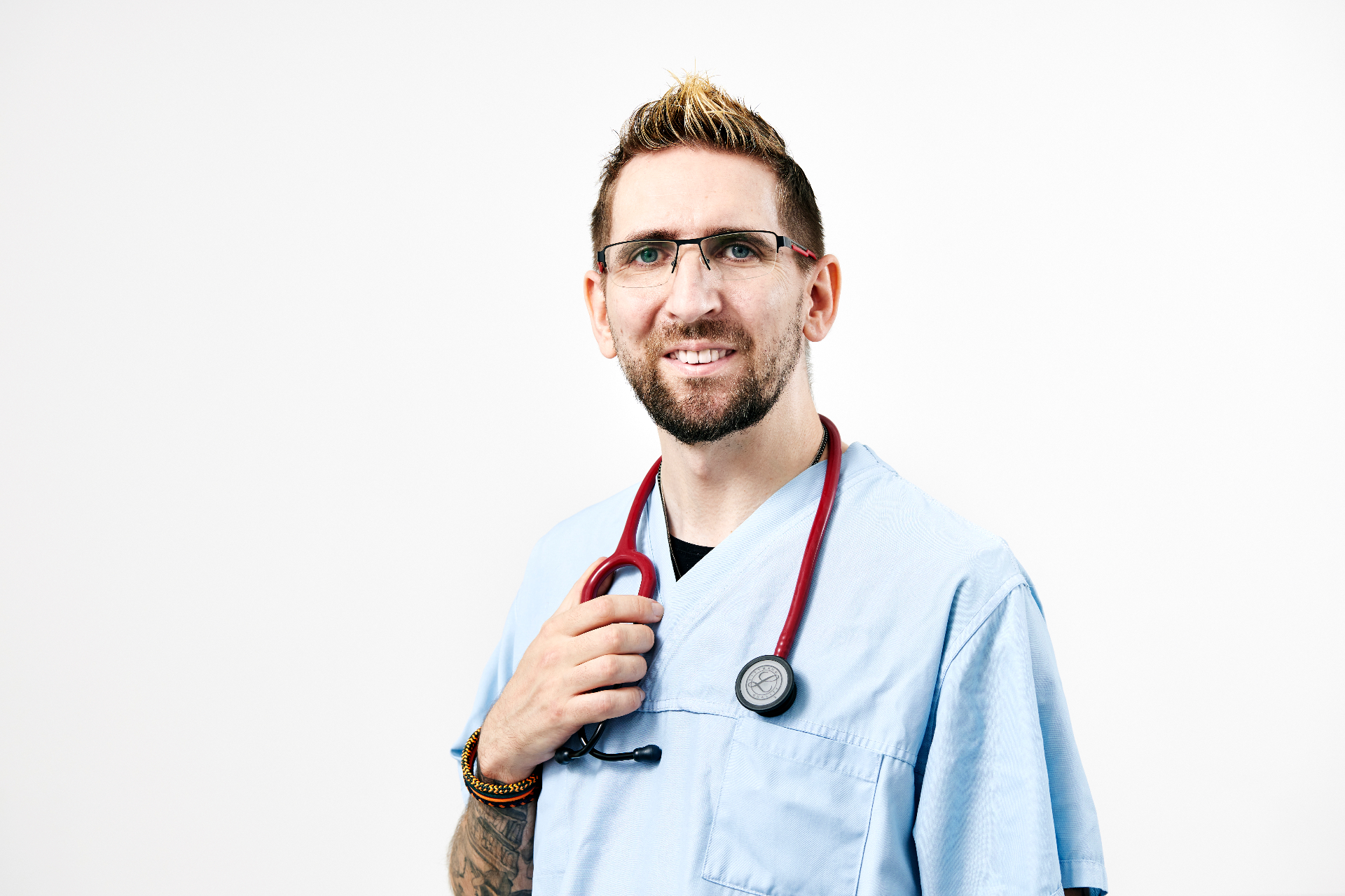 Dominik Allwardt in medizinischer Arbeitskleidung